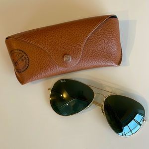 Classic Ray-Ban aviators.